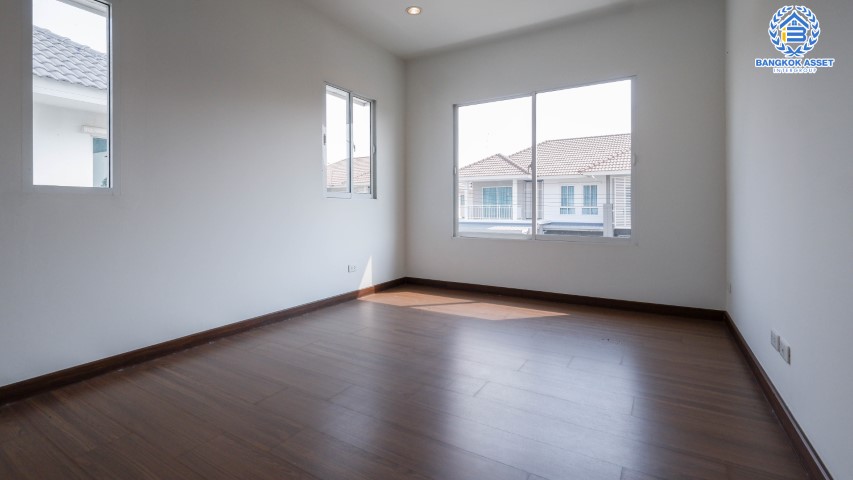 *****บ้านเดี่ยวมือสองย่านกรุงเทพฯ ม.ดีไลท์แอทซีน วัชรพล-จตุโชติ เนื้อที่กว้างขวางมากถึง 52.50 ตร.ว.  ฟังก์ชัน 3 ห้องนอน 3 ห้องน้ำ ที่จอดรถ 2 คัน บ้านตกแต่งสไตล์โมเดิร์น ภายในตกแต่งสวยเหมือนใหม่ บนทำเลใกล้ทางด่วนรามอินทรา-อาจณรงค์ ด่านจตุโชติ